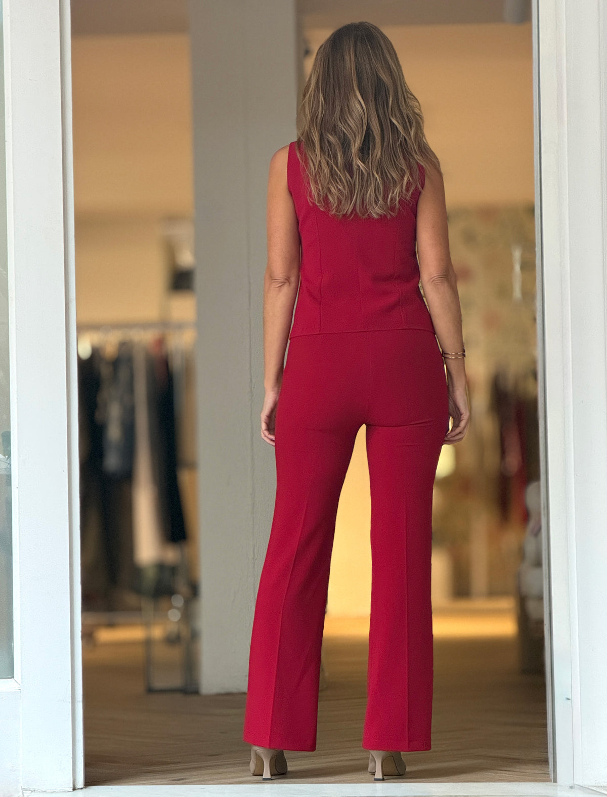 Pantalón marsala de mujer, look espalda