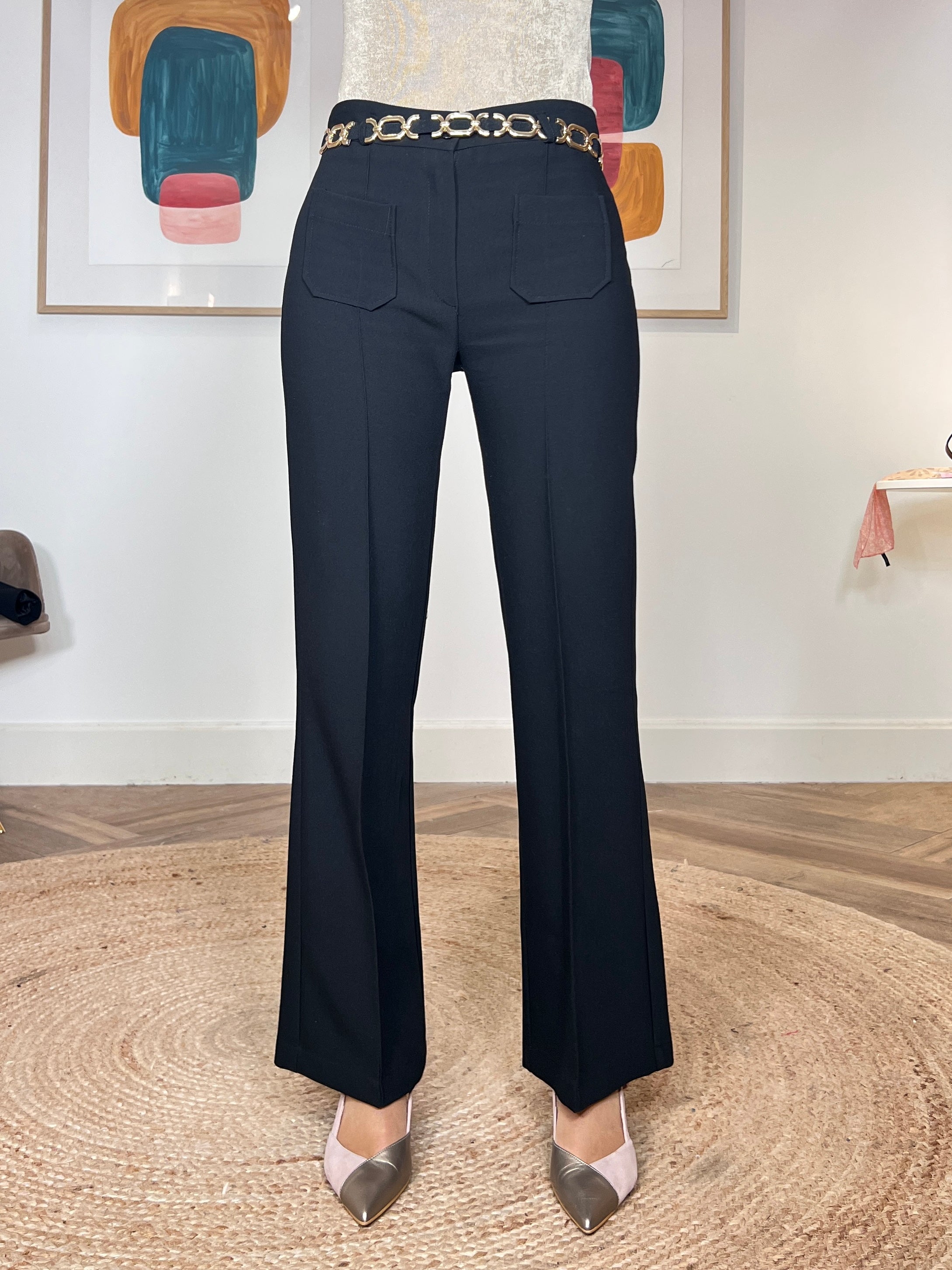 Pantalón negro elegante para mujer con pernera recta y tejido fluido.