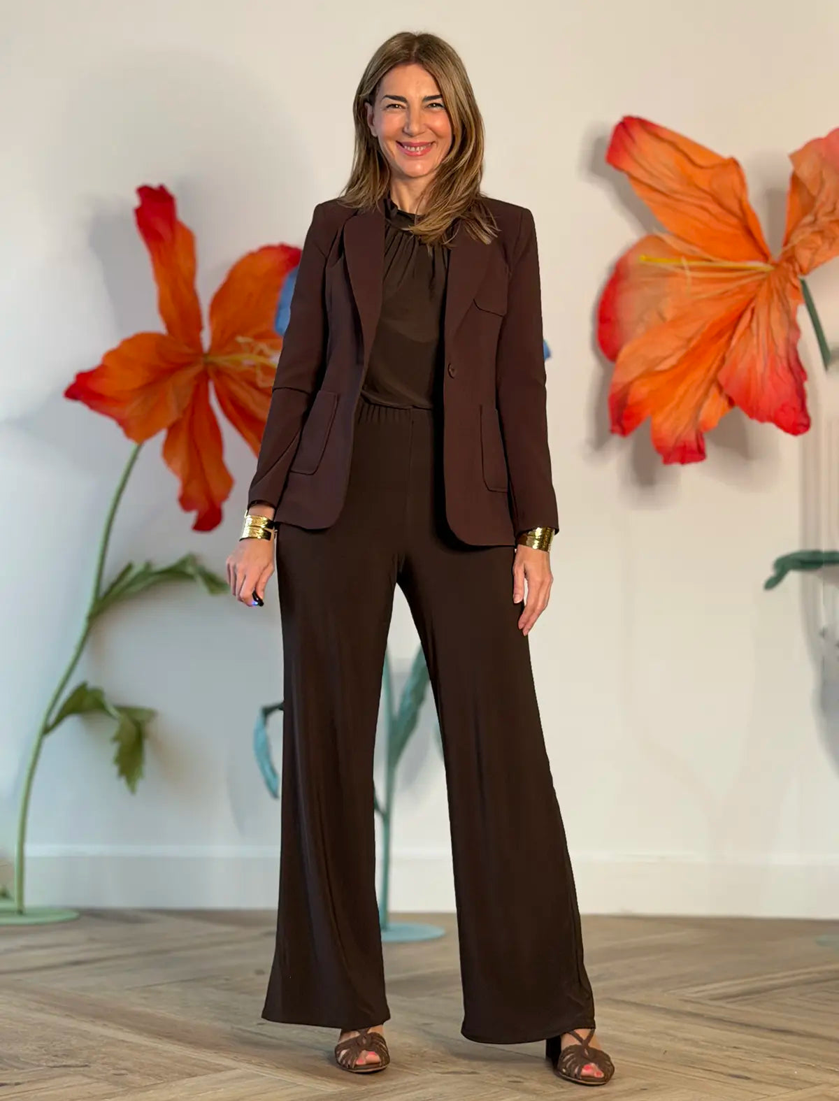 Pantalón de punto palazzo marrón chocolate combinado con blazer y top marrón para la oficina