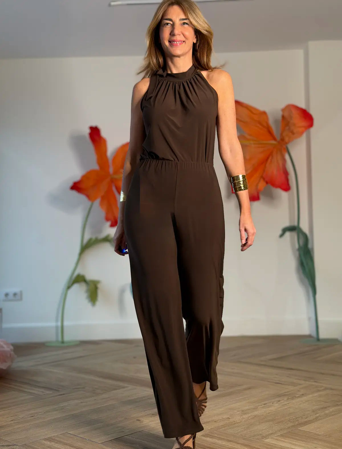 Total look con pantalón palazzo marrón chocolate y top halter, combinación elegante.