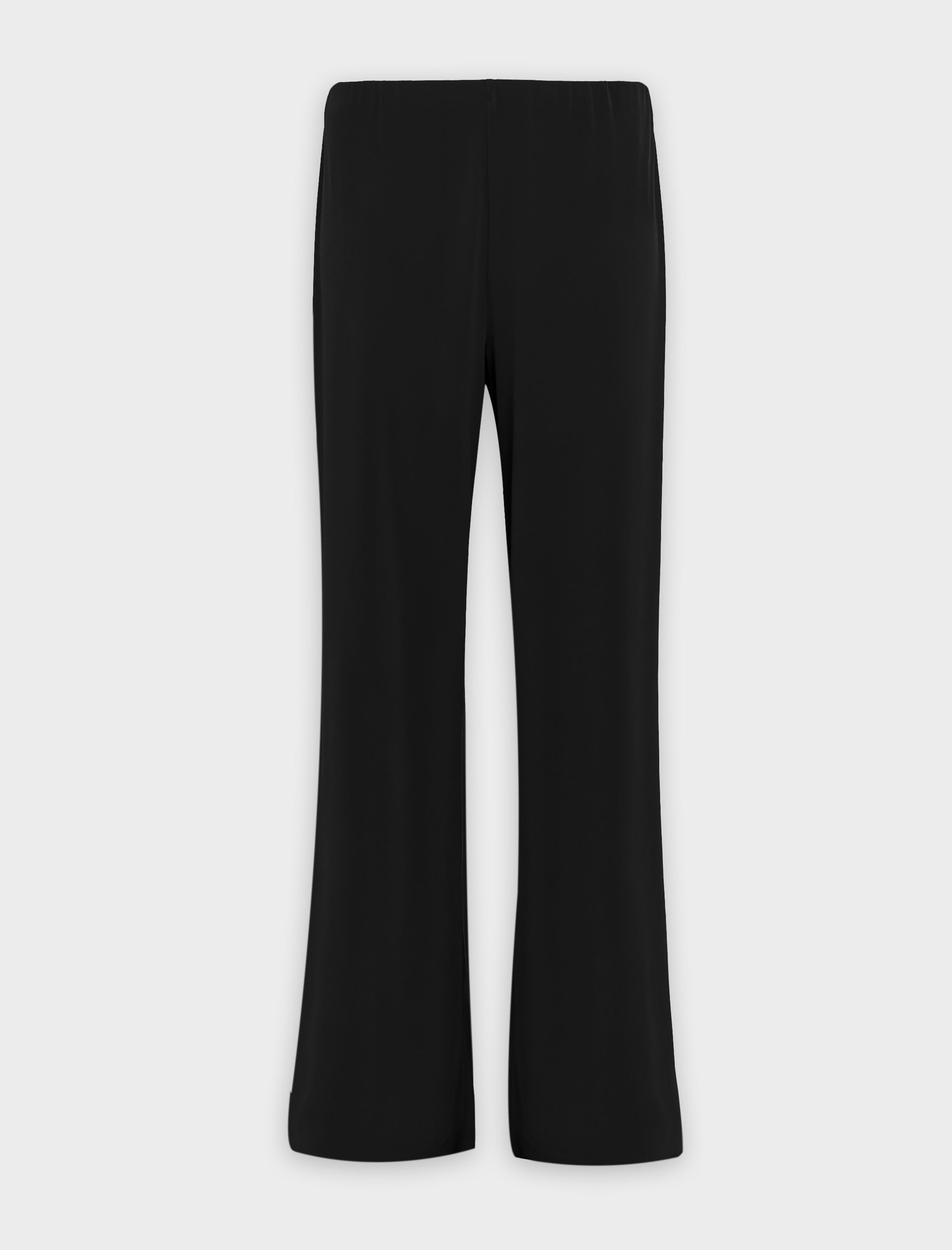 Detalle del tejido del pantalón de punto negro.