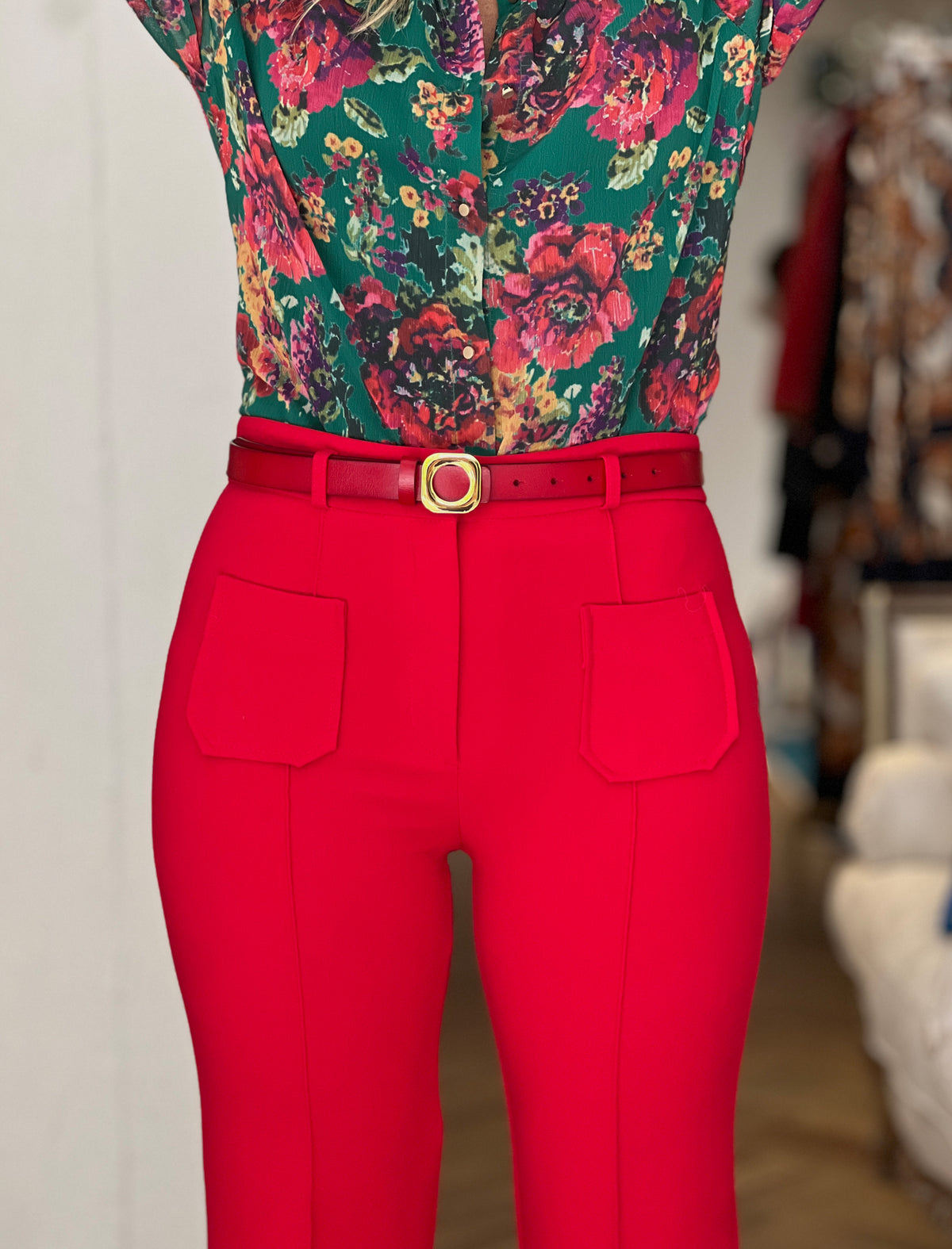 Pantalón rojo ideal de bolsillos con top floral, look femenino de entretiempo
