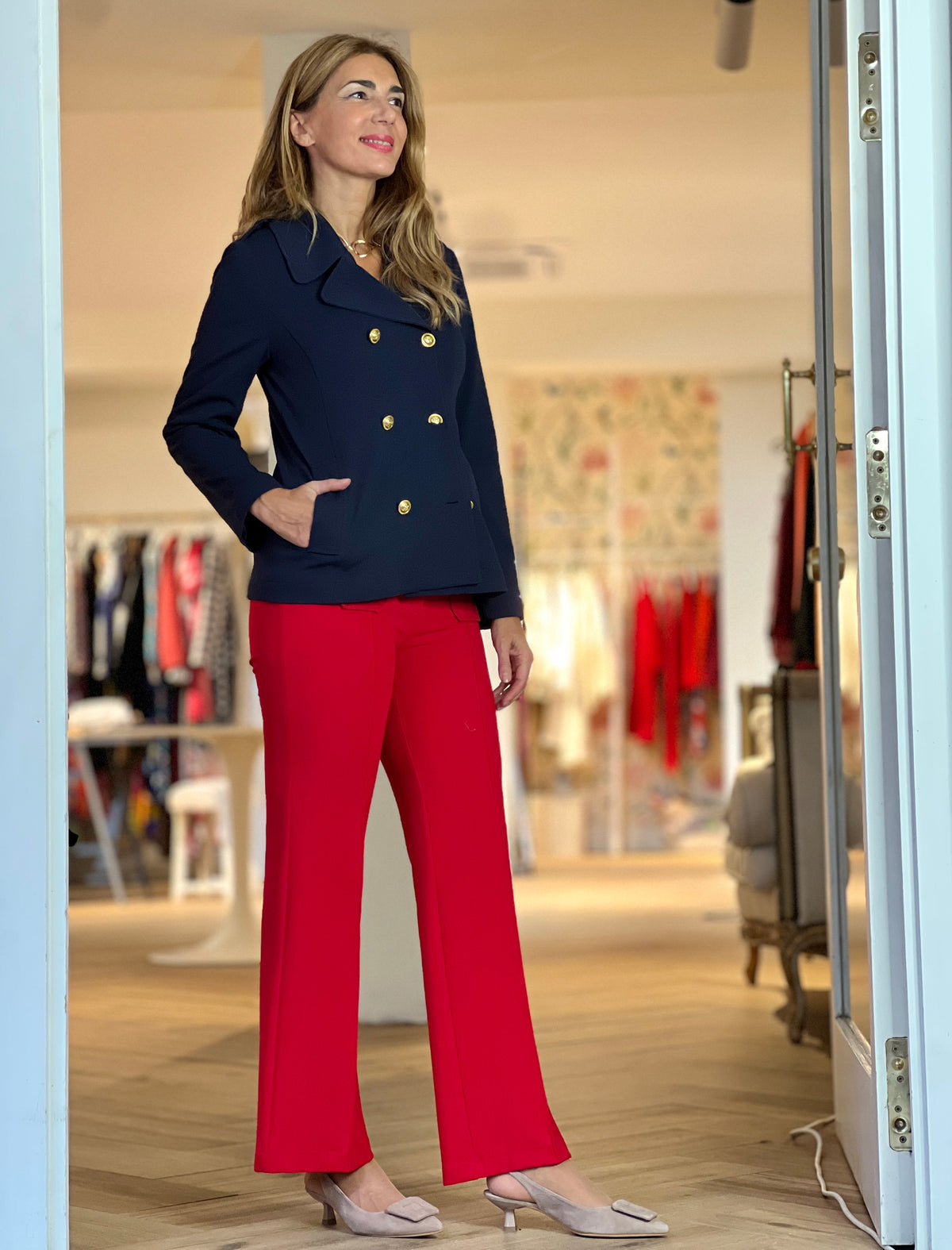 Pantalón rojo de bolsillos elegante combinado con chaqueta azul marino