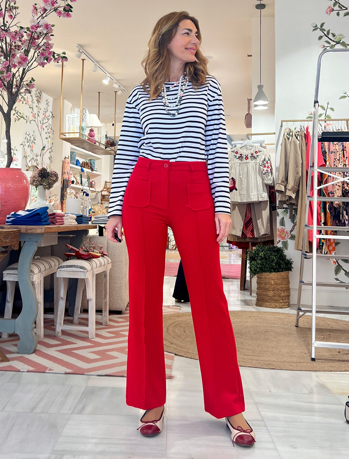 Pantalón rojo de bolsillos combinado con top de rayas, básico atemporal de fondo de armario