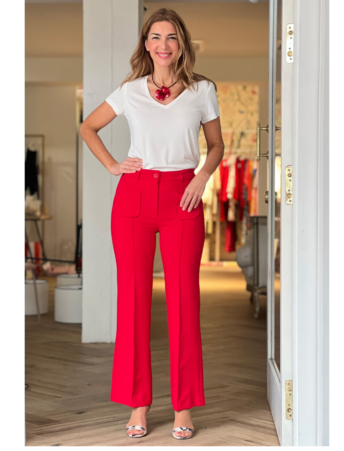 Pantalón rojo de bolsillos de mujer combinado con top blanco básico