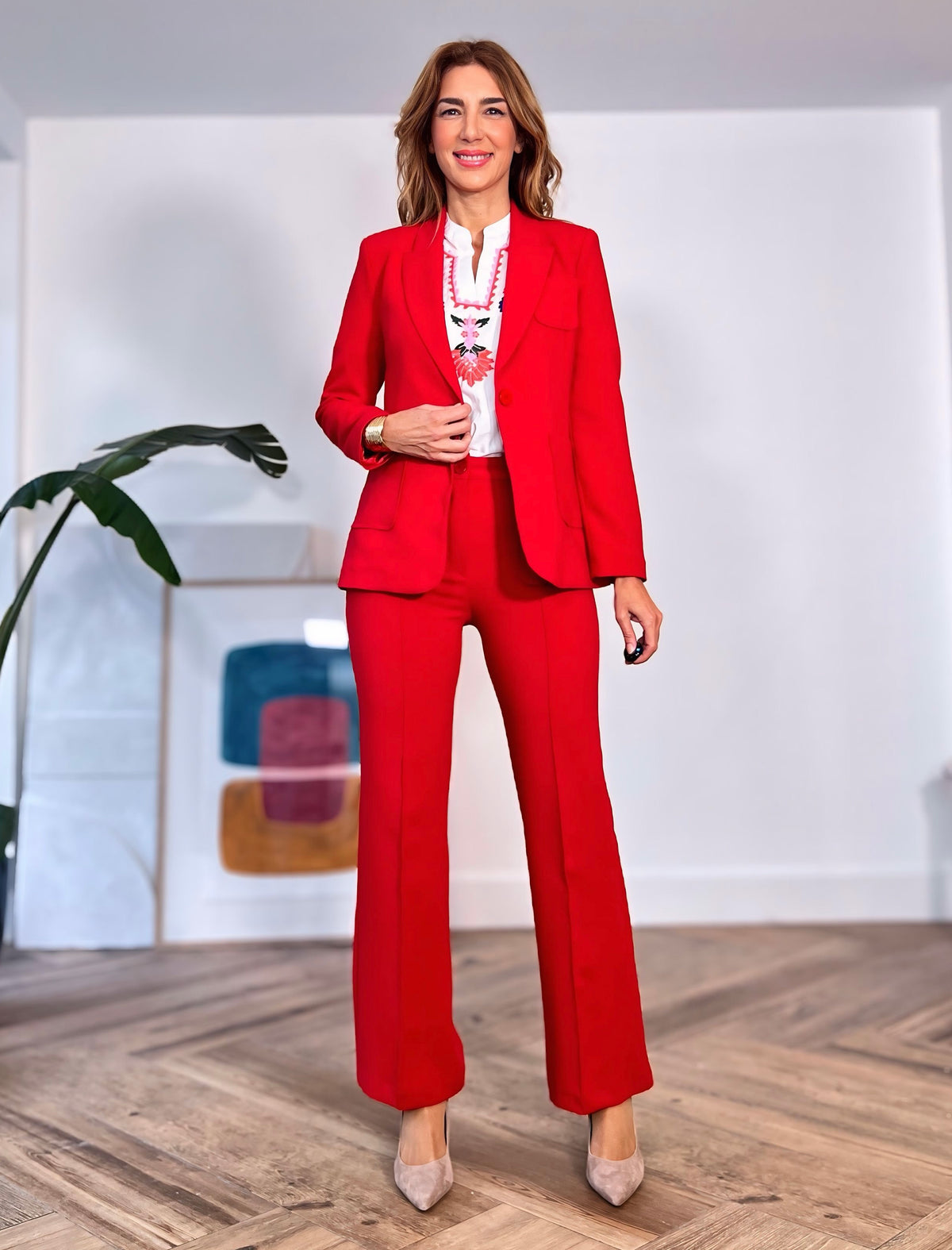Conjunto de traje en pantalón y chaqueta roja, look sastre completo
