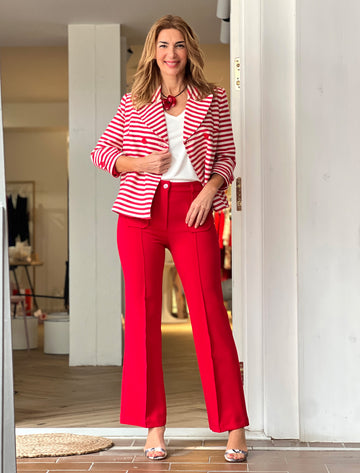 Pantalón rojo ideal de bolsillos y chaqueta de rayas, look de oficina