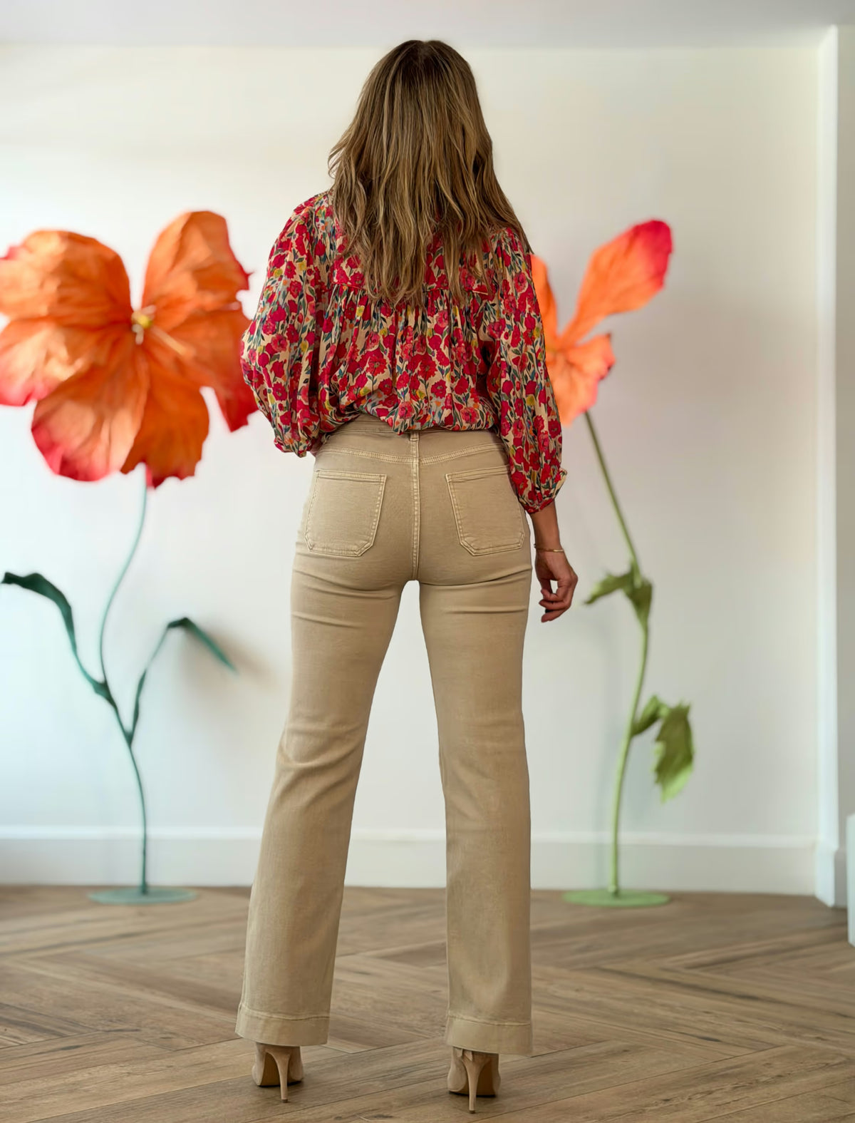 Pantalón vaquero de bolsillos beige combinado con camisa estampada, básico de fondo de armario
