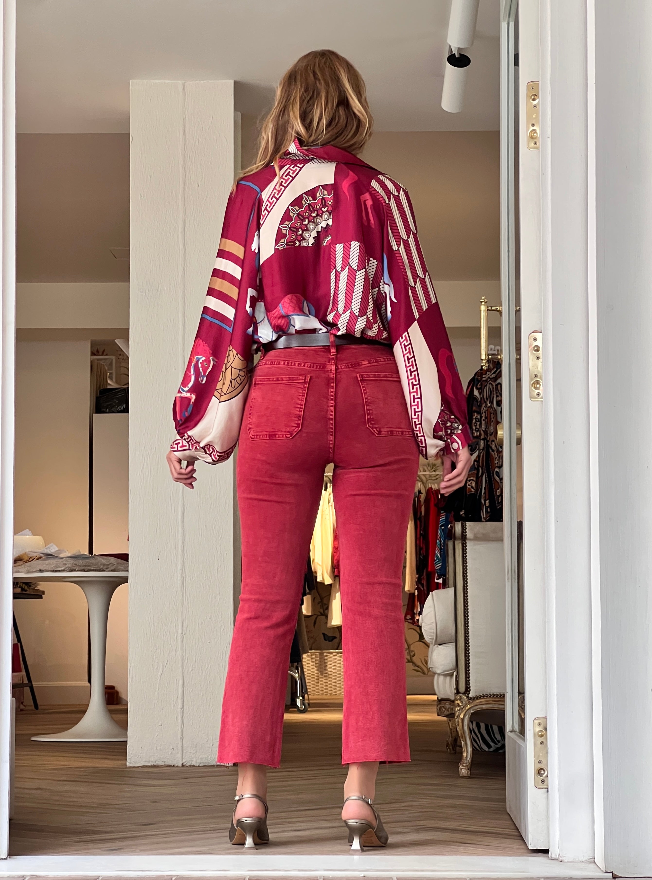 Pantalón vaquero burdeos bolsillos