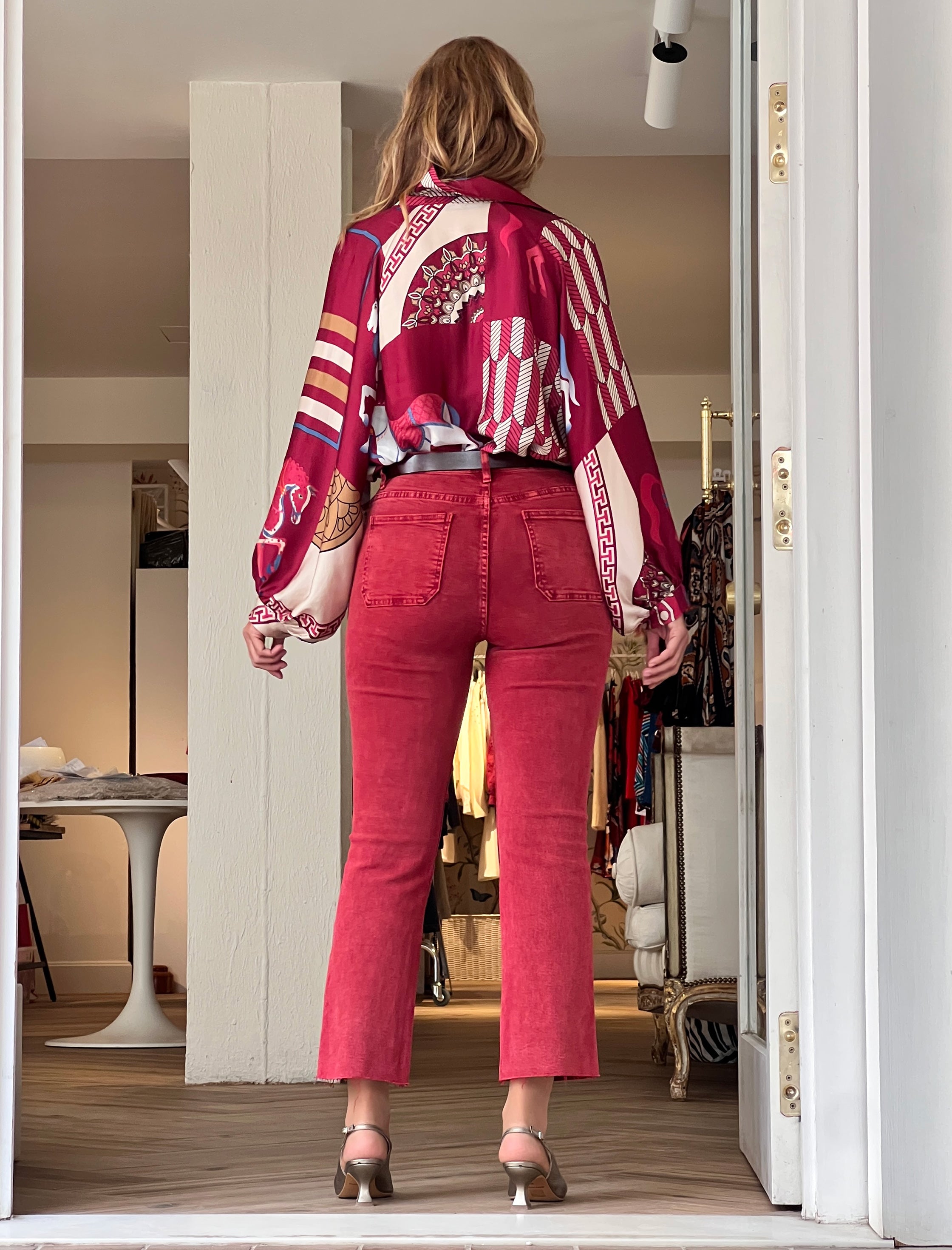 Pantalón vaquero burdeos bolsillos