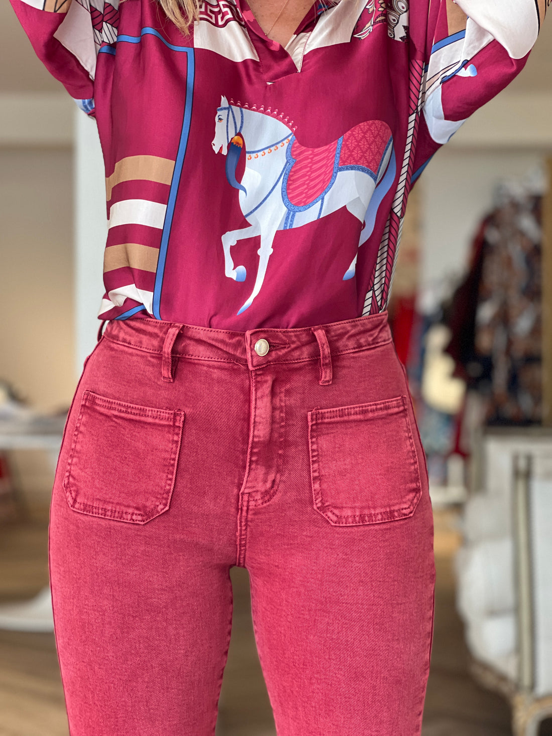Pantalón vaquero burdeos bolsillos