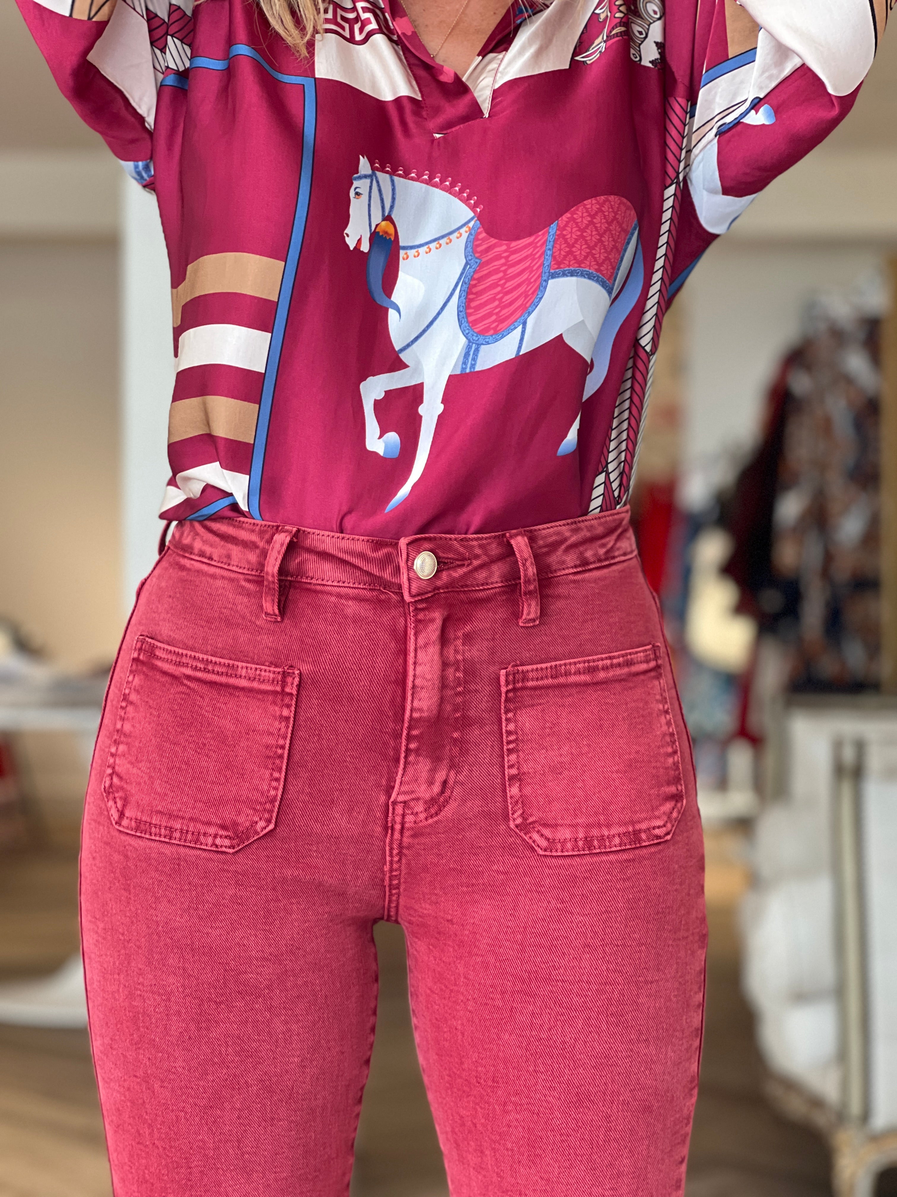Pantalón vaquero burdeos bolsillos