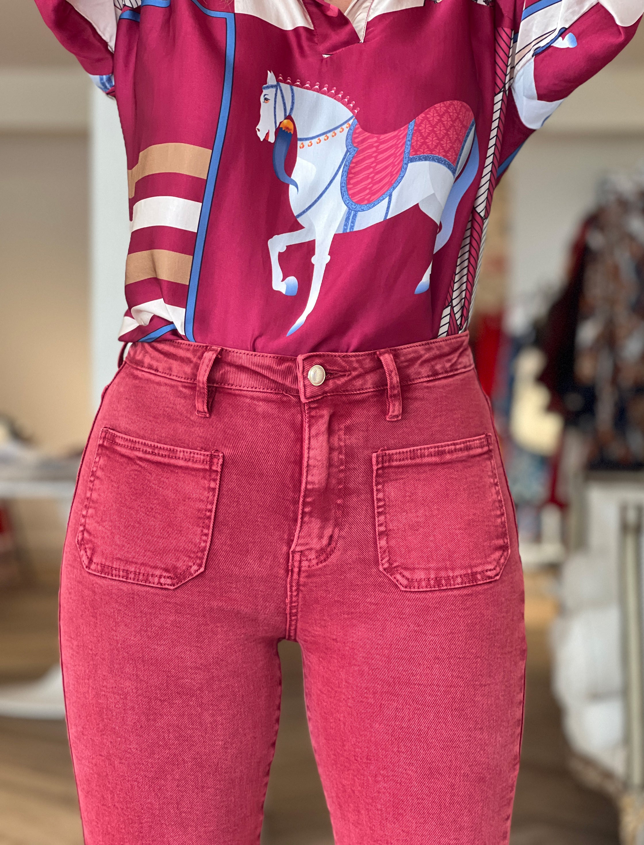Pantalón vaquero burdeos bolsillos