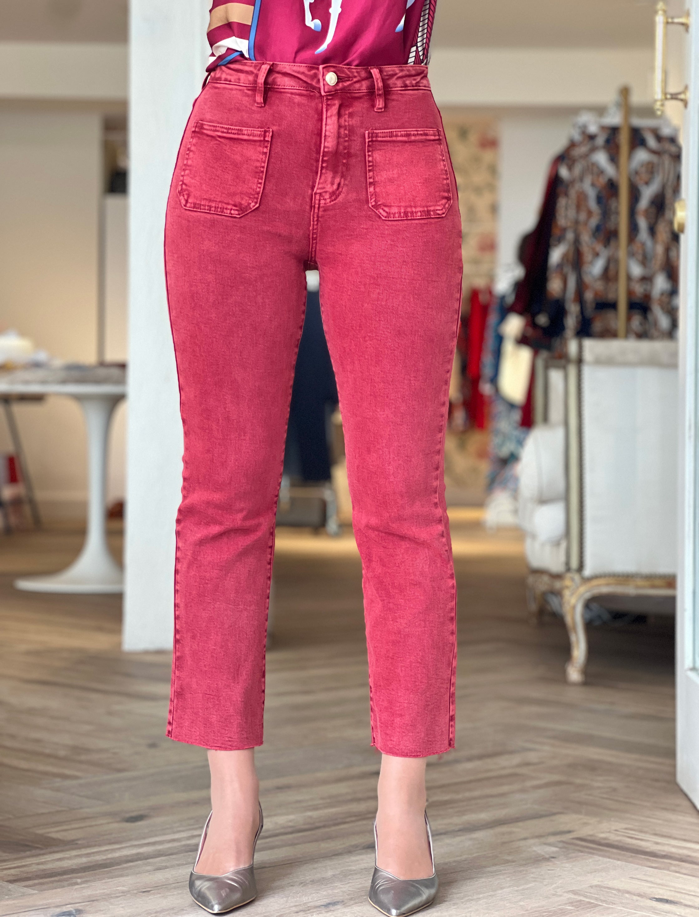 Pantalón vaquero burdeos bolsillos