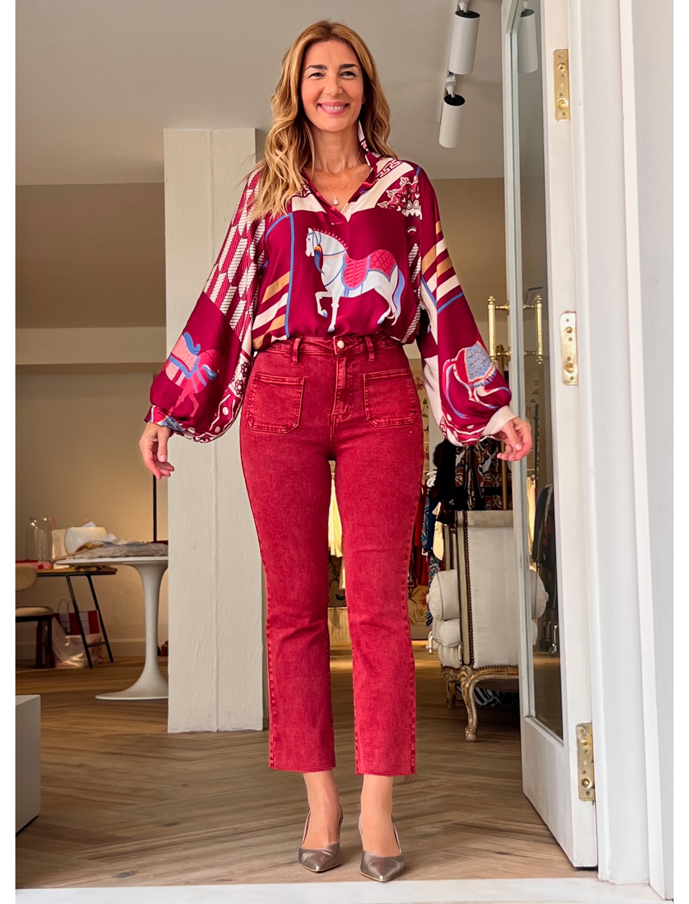 Pantalón vaquero burdeos bolsillos