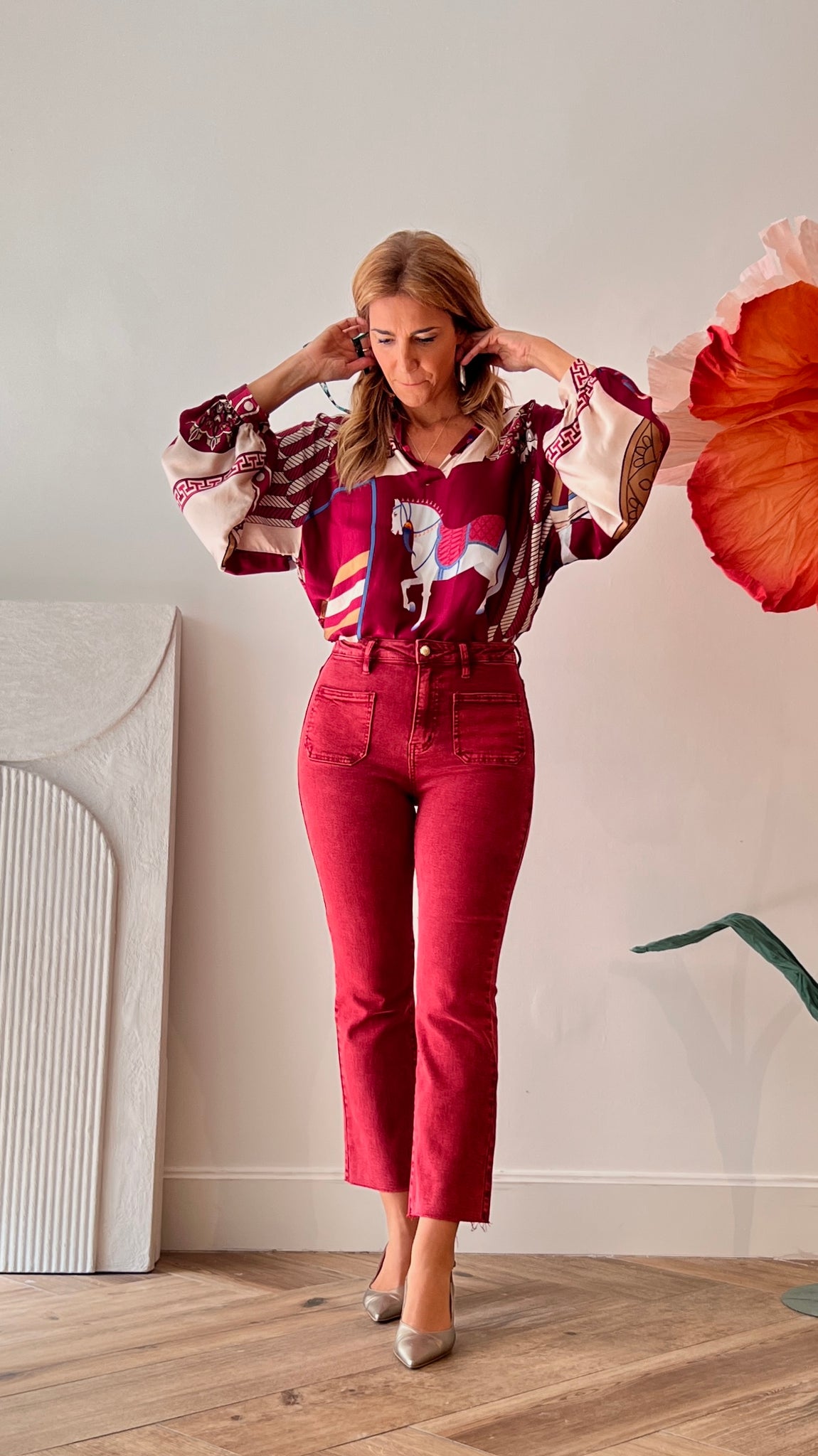 Pantalón vaquero burdeos bolsillos