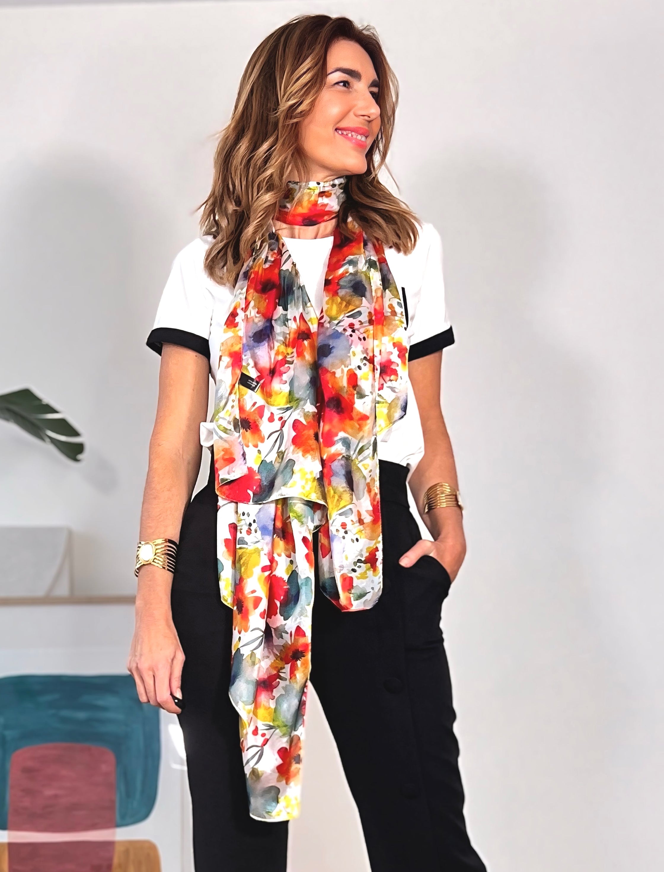 Pañuelo de seda Fiore con estampado en naranja, azul y rojo – Nuria Cobo
