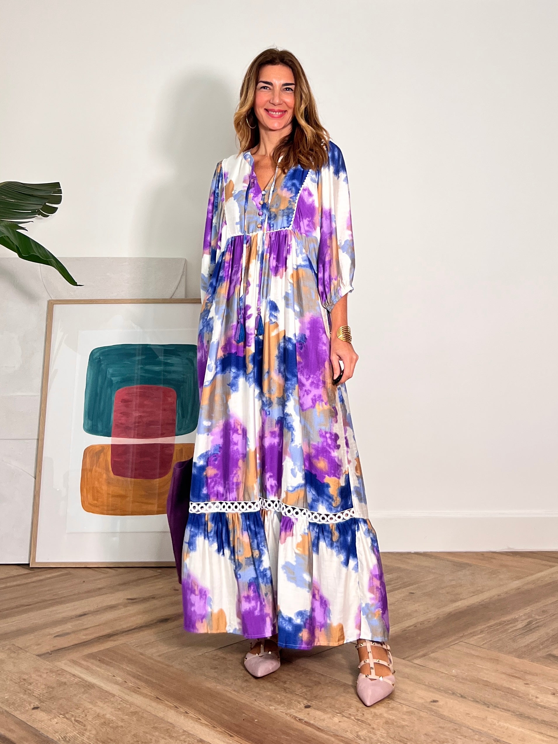 Vestido largo fluido estampado de aire boho en viscosa de color lila y azul.