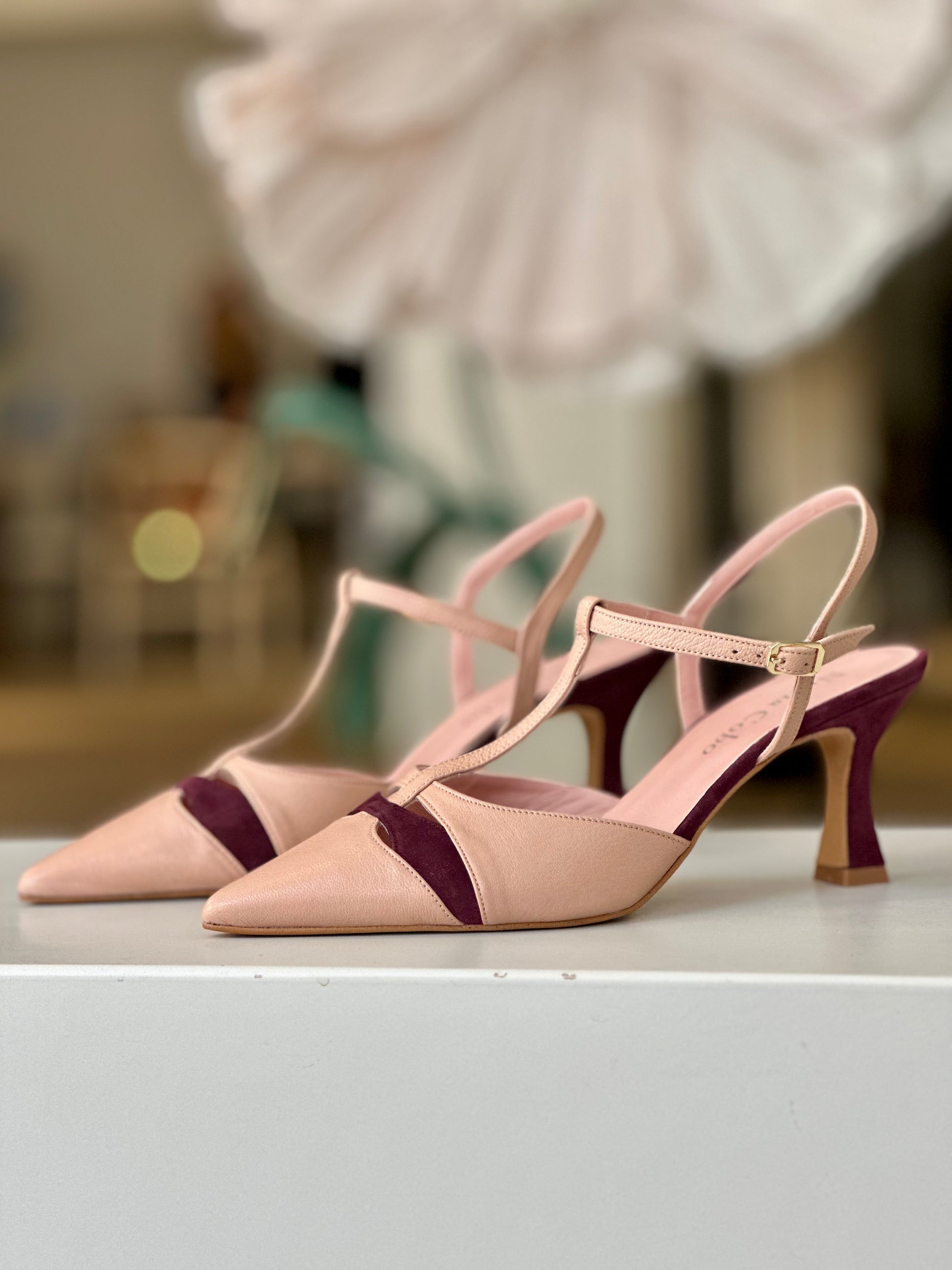 Zapato de fiesta de mujer nude berenjena de Nuria Cobo