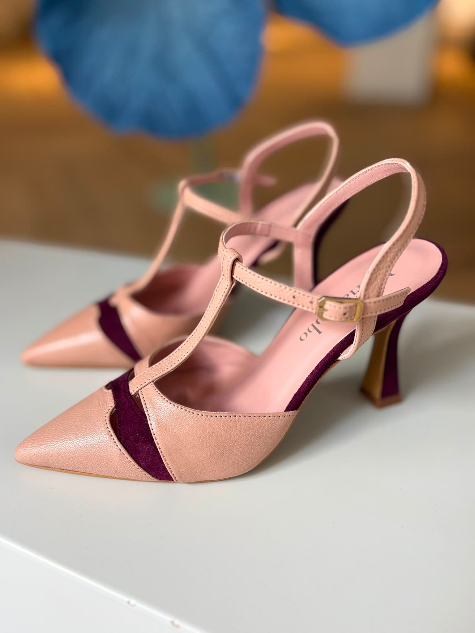Par de zapatos de fiesta mujer Colette, nude y burdeos.