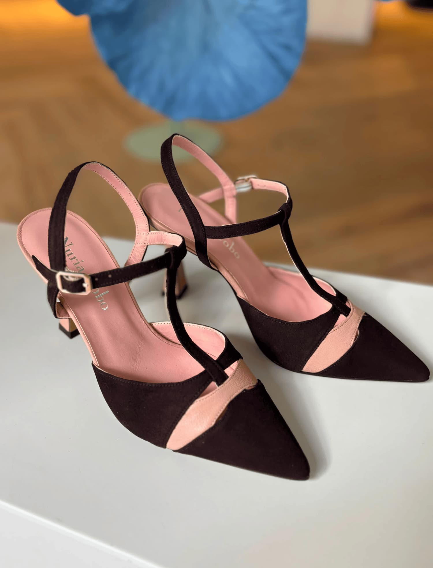 Zapato de salón piel marrón nude, vista lateral del tacón