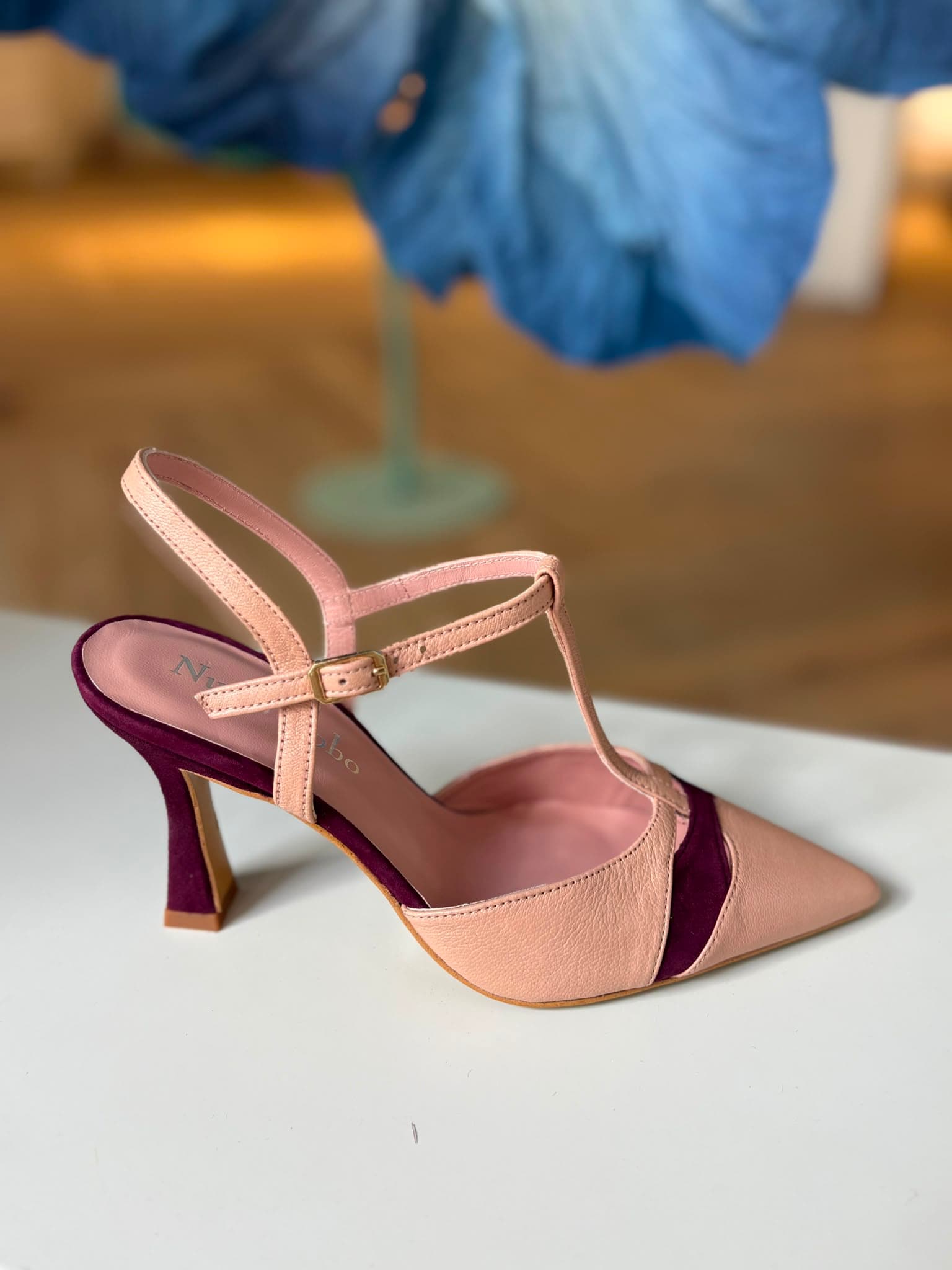 Zapato de salón piel nude burdeos, vista lateral