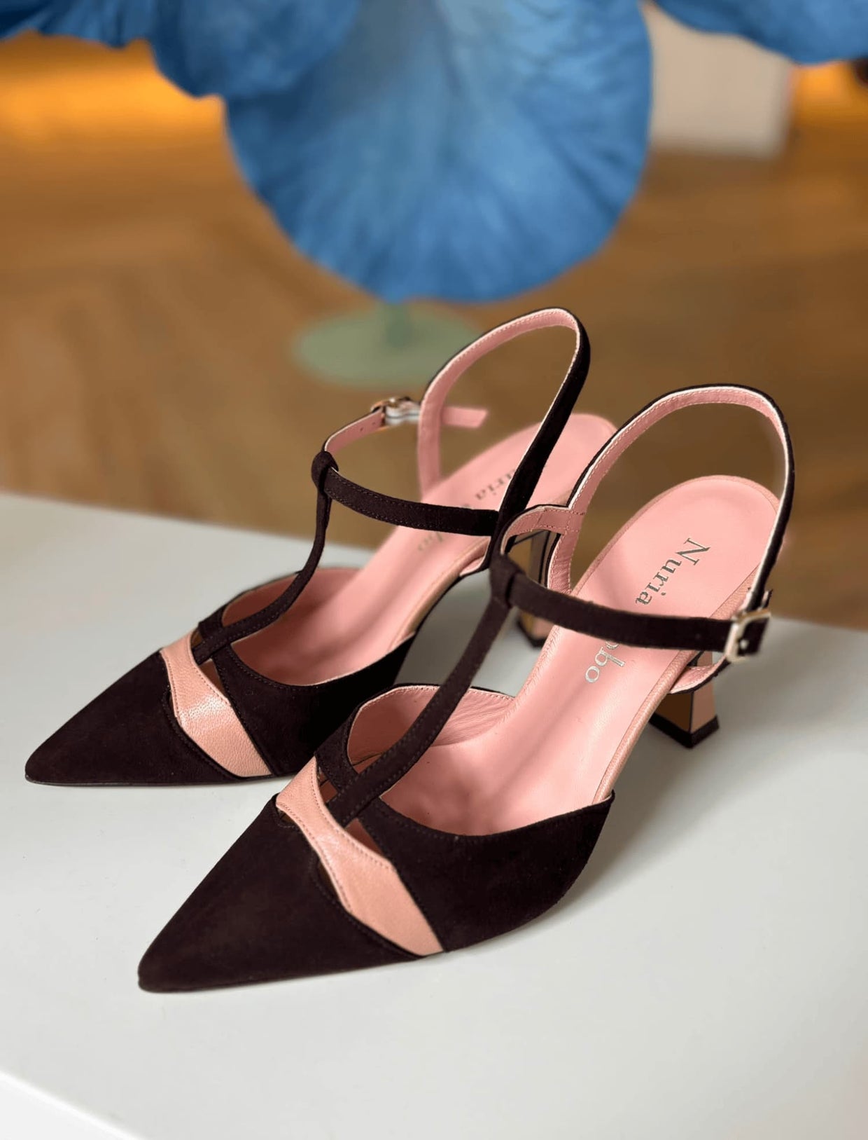 Zapato de salón marrón nude combinado con pantalón beige