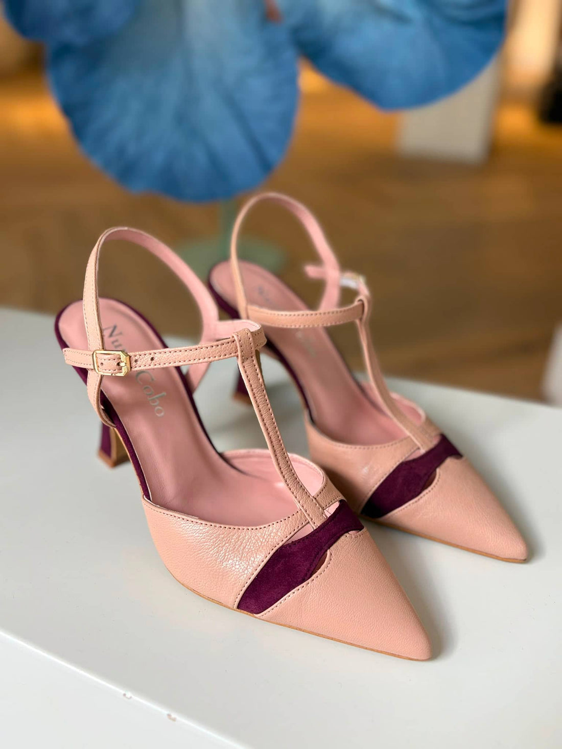 Par de zapatos de fiesta mujer Colette, nude y burdeos.