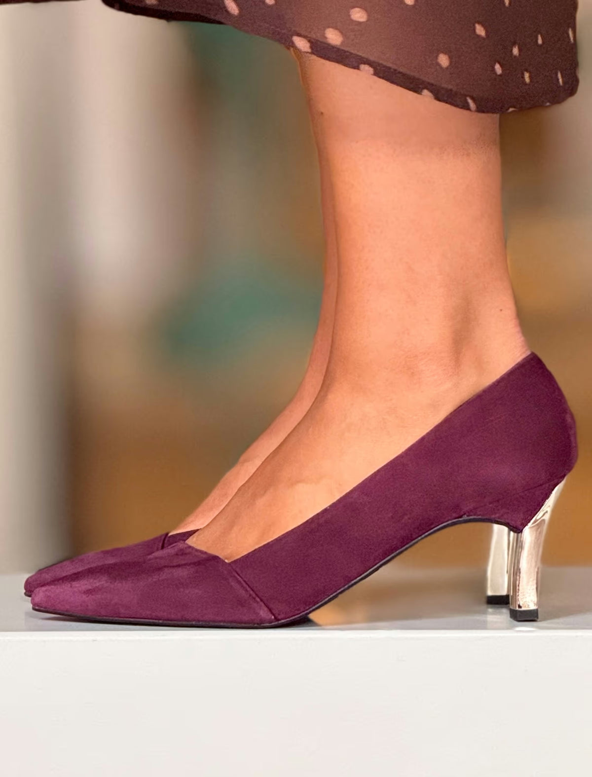 Vista lateral del zapato berenjena Aguamarina con tacón medio y planta de goma flexible