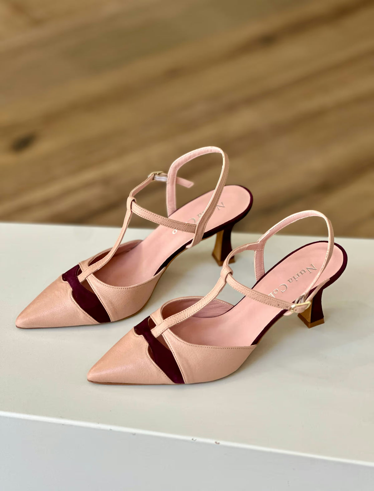 Detalle del zapato de tacón medio nude con contraste berenjena, diseño de novia y fiesta