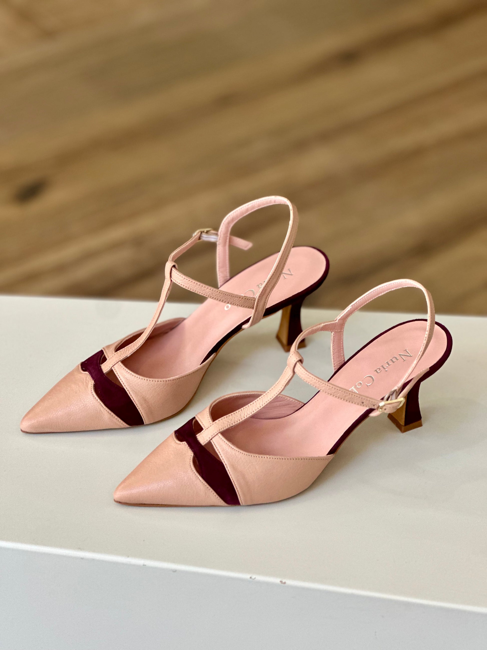 Zapatos de salón tacón medio nude berenjena Francine de Nuria Cobo
