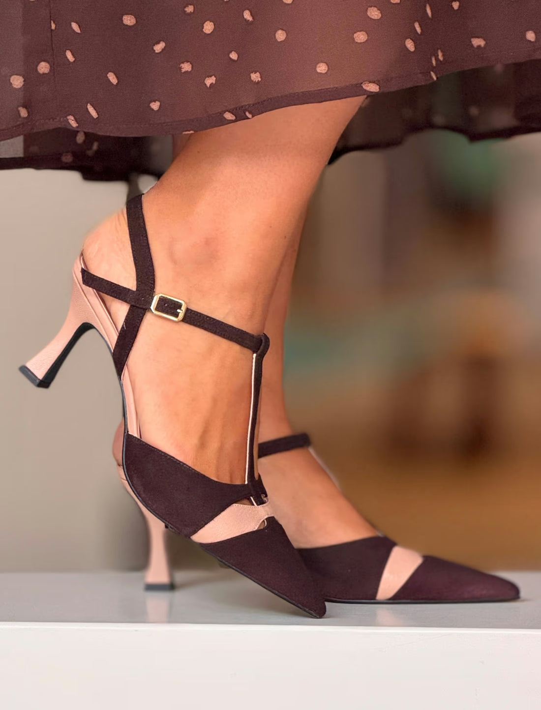 Mujer con zapato de salón tacón medio nude y marrón, vestido de fiesta