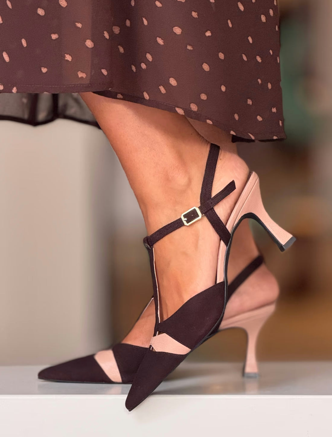 Mujer con zapato de salón tacón medio nude y marrón, vestido de fiesta
