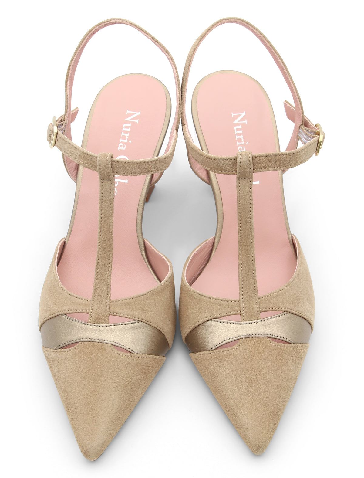 Par de zapatos de salón camel y oro Francine sobre superficie blanca