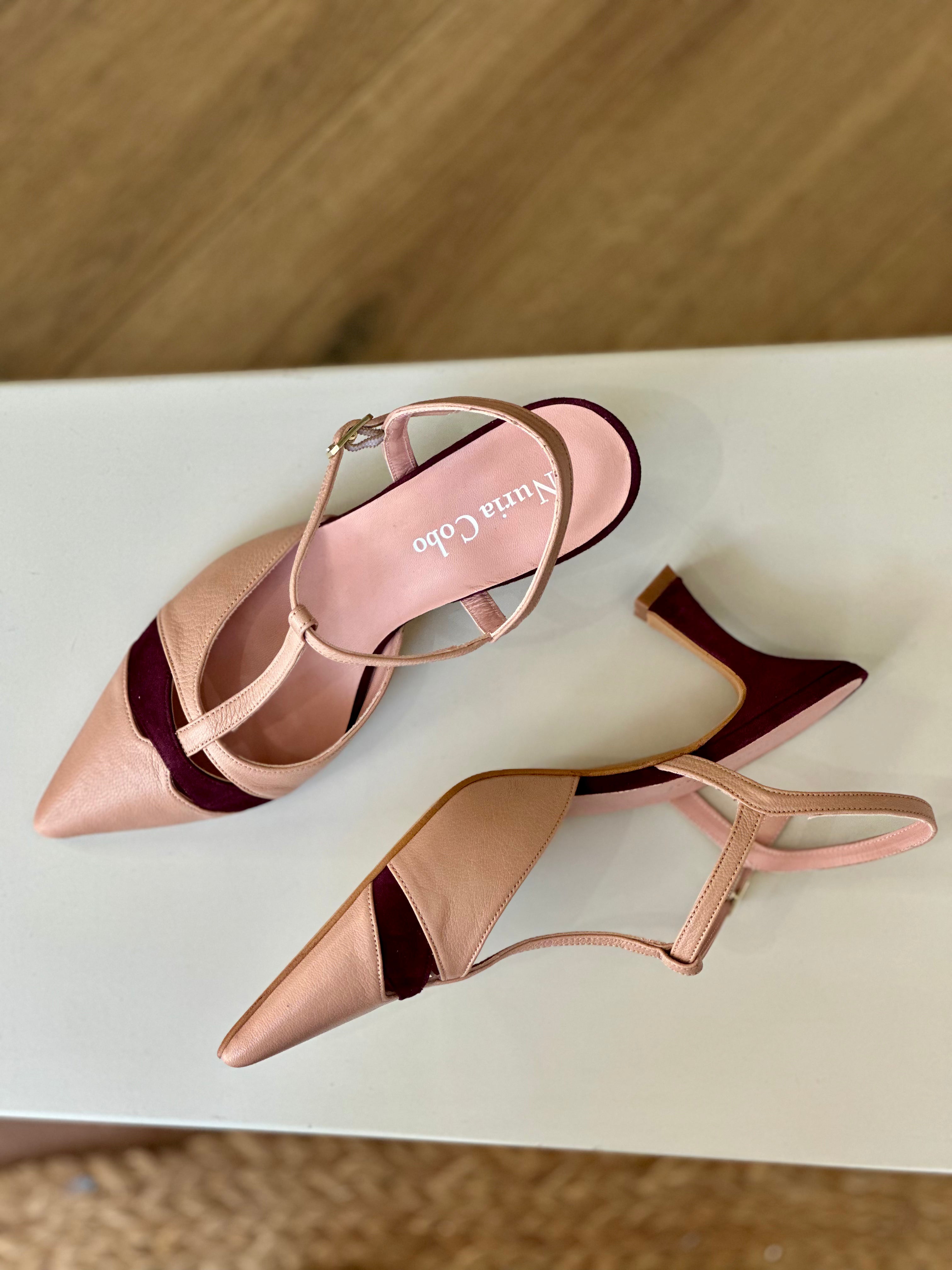 Zapato de tacón medio mujer en nude y berenjena, par completo