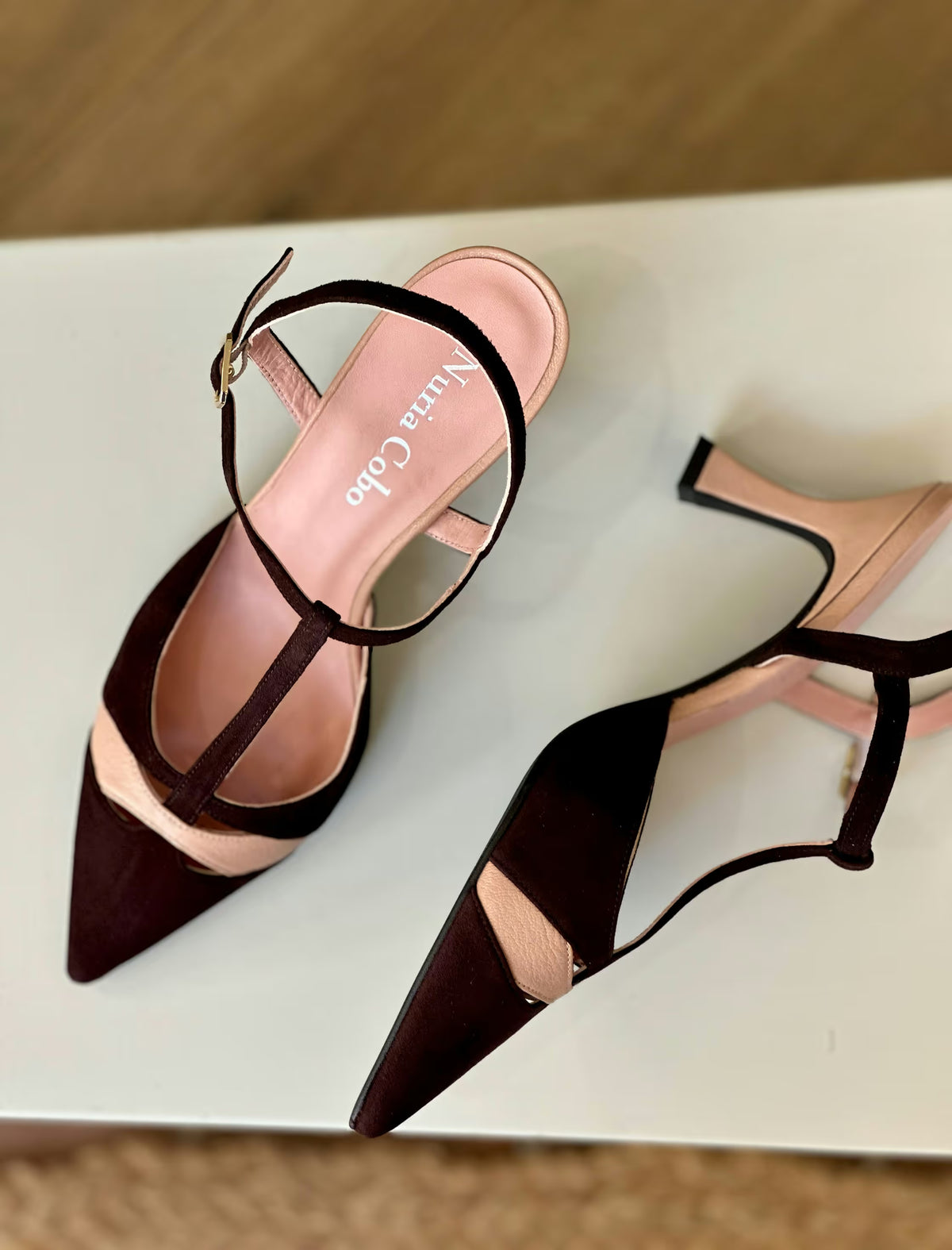 Detalle del zapato de tacón medio nude con contraste marrón, diseño de novia y fiesta