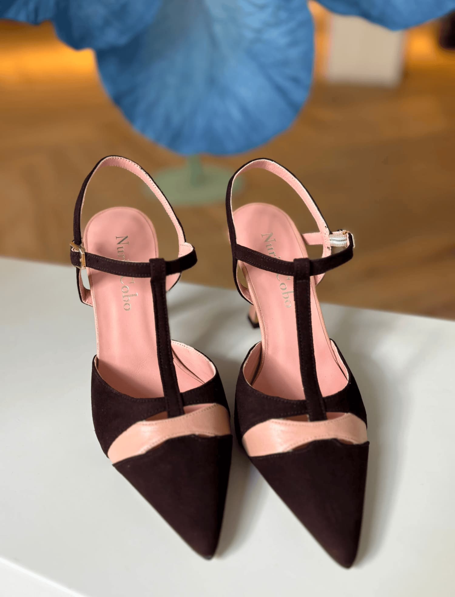 Detalle zapato de tacón mujer en piel ante marrón y nude