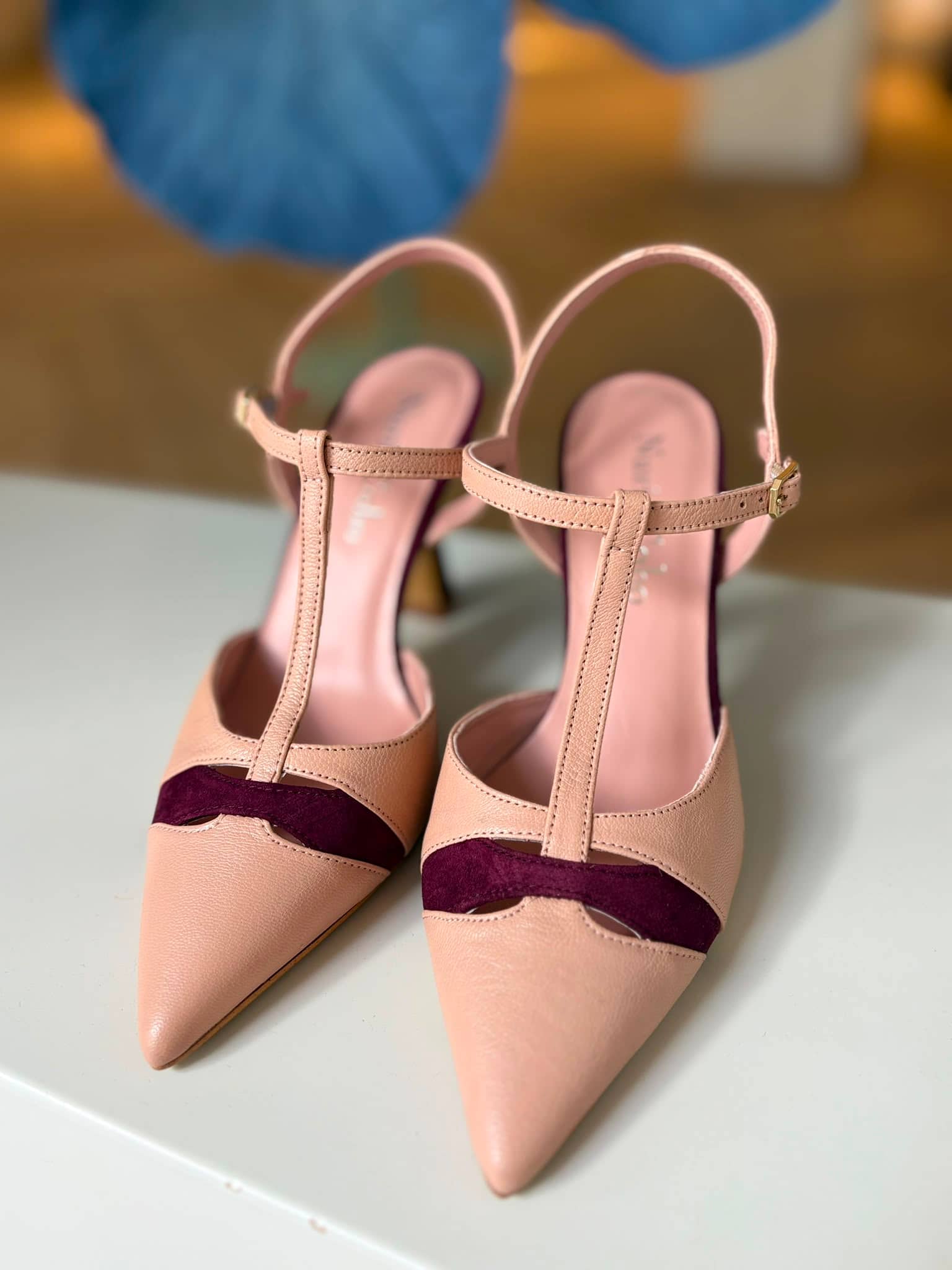 Vista frontal zapato de tacón mujer con tira burdeos y pala nude