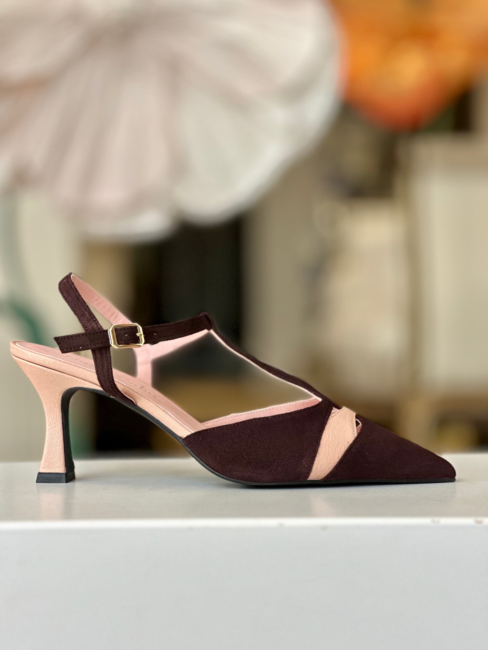 Zapato de tacón de mujer nude marrón, vista lateral