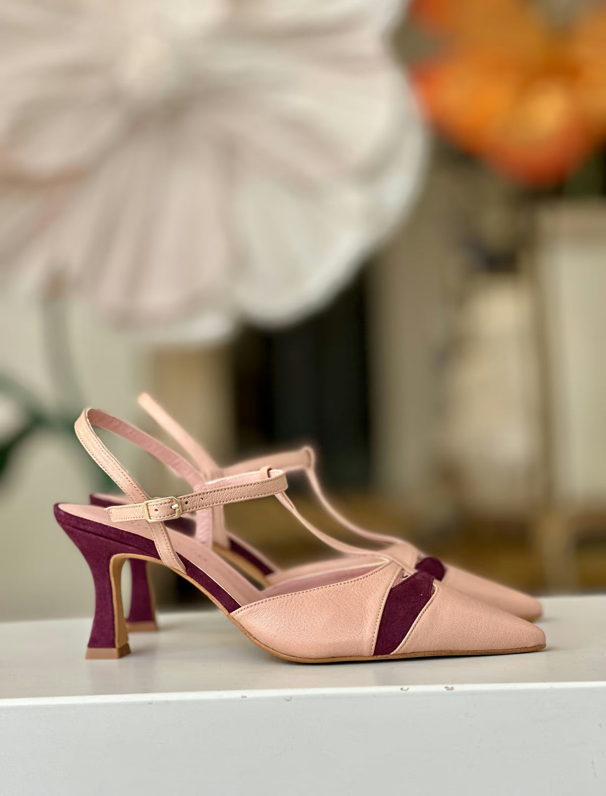 Zapato de vestir mujer nude con tira destalonada berenjena, tacón medio cómodo