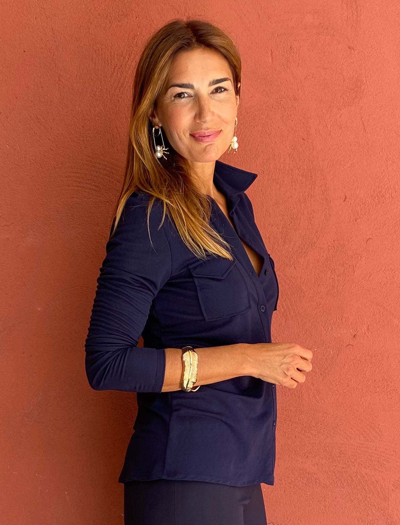 Camisa de viscosa color marino con escote en pico, cuello abierto y bolsillos en el pecho. Suave y cómoda, perfecta para cualquier ocasión.JPG