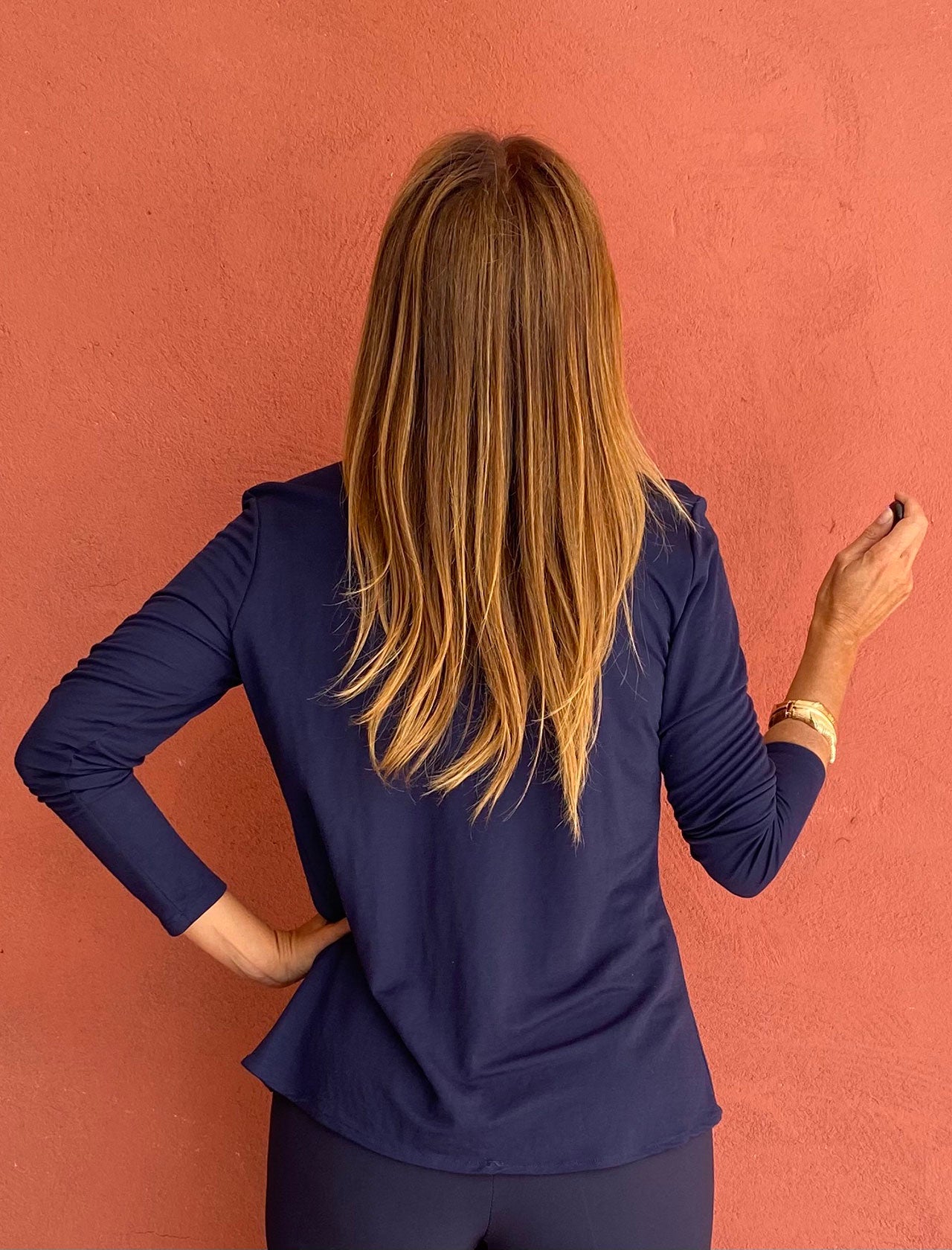 Camisa de viscosa color marino con escote en pico, cuello abierto y bolsillos en el pecho. Suave y cómoda, perfecta para cualquier ocasión.JPG